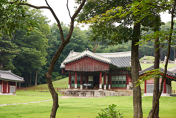 포토 JPG 주간 나무 한국전통 여행 유적지 풍경 사람없음 야외 여름 관광지 세계문화유산 문화재 역사 한국사 조선시대 비각 정자각 조선왕릉 파주 수라간 수복방 파주삼릉 성종 공혜왕후 순릉 국내포토 자연요소 식물 전통 계절 고건축 한국 왕 경기도 왕릉 파일형식 왕후