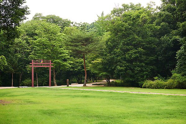 포토 JPG 주간 나무 한국전통 여행 유적지 풍경 사람없음 야외 여름 관광지 세계문화유산 문화재 역사 한국사 조선시대 조선왕릉 홍살문 파주 파주삼릉 성종 공혜왕후 순릉 국내포토 자연요소 식물 전통 계절 고건축 한국 왕 전통문 경기도 왕릉 파일형식 왕후