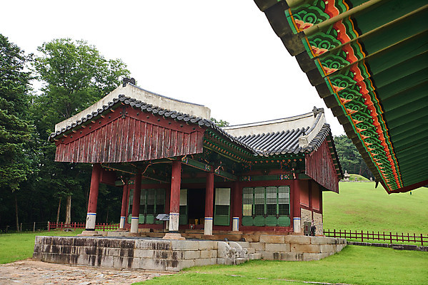 포토 JPG 주간 한국전통 여행 유적지 단청문양 풍경 사람없음 야외 여름 관광지 세계문화유산 문화재 역사 한국사 조선시대 정자각 조선왕릉 파주 파주삼릉 성종 공혜왕후 순릉 국내포토 자연요소 전통 문양 계절 고건축 한국 왕 단청 경기도 왕릉 파일형식 왕후