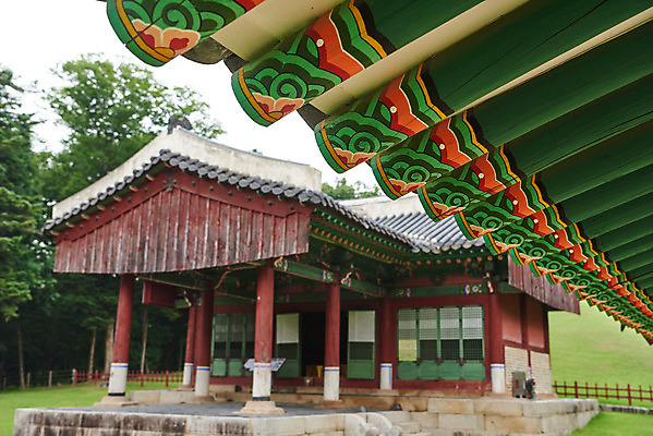 포토 JPG 주간 한국전통 여행 유적지 단청문양 풍경 사람없음 야외 여름 관광지 세계문화유산 문화재 역사 한국사 조선시대 정자각 조선왕릉 파주 파주삼릉 성종 공혜왕후 순릉 국내포토 자연요소 전통 문양 계절 고건축 한국 왕 단청 경기도 왕릉 파일형식 왕후