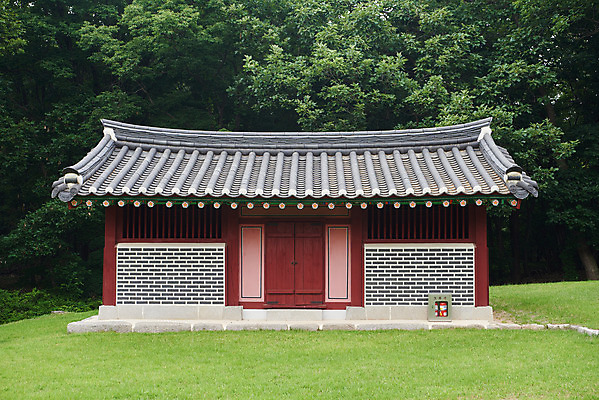 포토 JPG 주간 나무 한국전통 여행 유적지 풍경 사람없음 야외 여름 관광지 세계문화유산 문화재 역사 한국사 조선시대 조선왕릉 파주 수라간 파주삼릉 성종 공혜왕후 순릉 국내포토 자연요소 식물 전통 계절 고건축 한국 왕 경기도 왕릉 파일형식 왕후