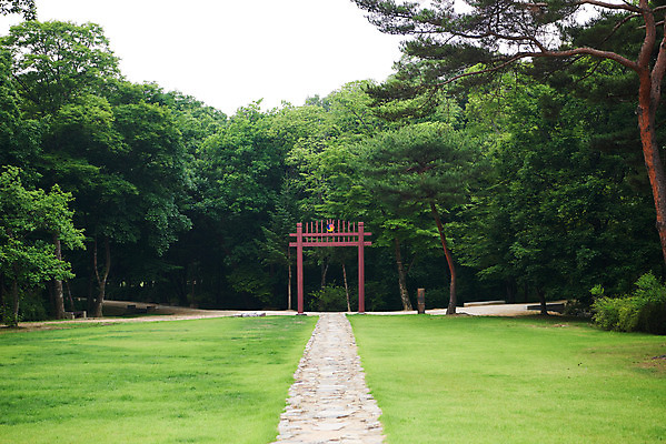포토 JPG 주간 나무 한국전통 여행 유적지 풍경 사람없음 야외 여름 관광지 세계문화유산 문화재 역사 한국사 조선시대 조선왕릉 홍살문 파주 파주삼릉 성종 공혜왕후 순릉 국내포토 자연요소 식물 전통 계절 고건축 한국 왕 전통문 경기도 왕릉 파일형식 왕후