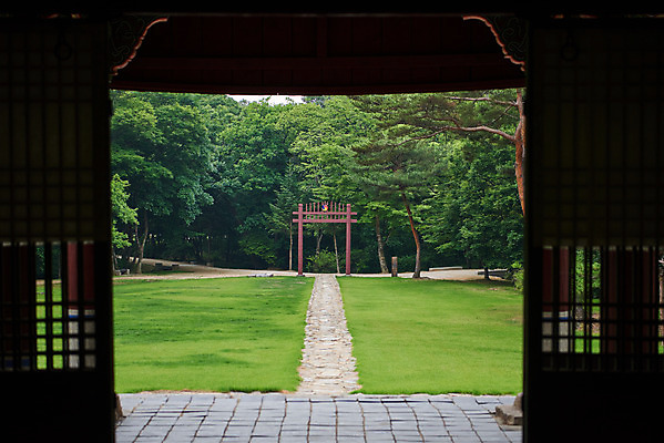 포토 JPG 주간 나무 한국전통 여행 유적지 풍경 사람없음 야외 여름 관광지 세계문화유산 문화재 역사 한국사 조선시대 정자각 조선왕릉 홍살문 파주 파주삼릉 성종 공혜왕후 순릉 국내포토 자연요소 식물 전통 계절 고건축 한국 왕 전통문 경기도 왕릉 파일형식 왕후