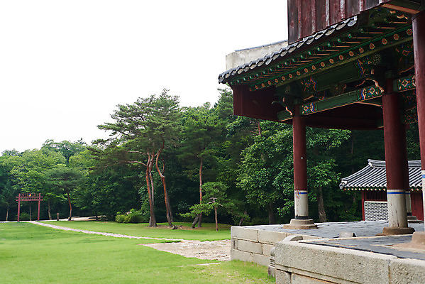 포토 JPG 주간 나무 한국전통 여행 유적지 풍경 사람없음 야외 여름 관광지 세계문화유산 문화재 역사 한국사 조선시대 정자각 조선왕릉 홍살문 파주 파주삼릉 성종 공혜왕후 순릉 국내포토 자연요소 식물 전통 계절 고건축 한국 왕 전통문 경기도 왕릉 파일형식 왕후