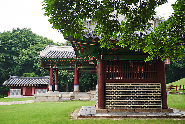 포토 JPG 주간 나무 한국전통 여행 유적지 풍경 사람없음 야외 여름 관광지 세계문화유산 문화재 역사 한국사 조선시대 정자각 조선왕릉 파주 수라간 수복방 파주삼릉 성종 공혜왕후 순릉 국내포토 자연요소 식물 전통 계절 고건축 한국 왕 경기도 왕릉 파일형식 왕후