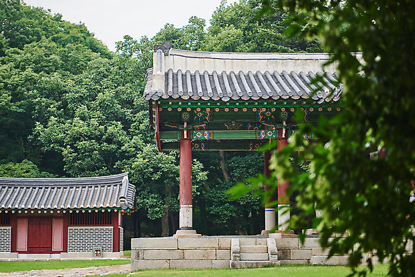 포토 JPG 주간 나무 한국전통 여행 유적지 풍경 사람없음 야외 여름 관광지 세계문화유산 문화재 역사 한국사 조선시대 정자각 조선왕릉 파주 수라간 파주삼릉 성종 공혜왕후 순릉 국내포토 자연요소 식물 전통 계절 고건축 한국 왕 경기도 왕릉 파일형식 왕후