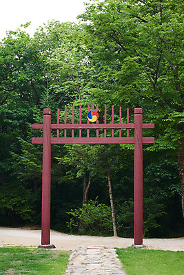 포토 JPG 주간 나무 한국전통 여행 유적지 풍경 사람없음 야외 여름 관광지 세계문화유산 문화재 역사 한국사 조선시대 조선왕릉 홍살문 파주 파주삼릉 성종 공혜왕후 순릉 국내포토 자연요소 식물 전통 계절 고건축 한국 왕 전통문 경기도 왕릉 파일형식 왕후