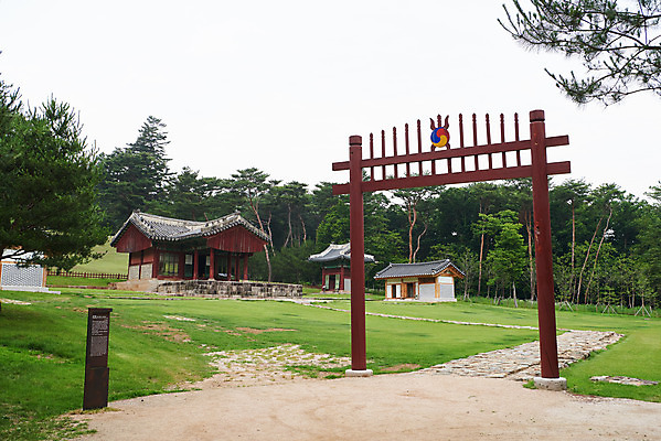 포토 JPG 주간 한국전통 여행 유적지 풍경 사람없음 야외 여름 관광지 세계문화유산 문화재 역사 한국사 조선시대 비각 정자각 조선왕릉 홍살문 파주 파주삼릉 예종 장순왕후 공릉 국내포토 자연요소 전통 계절 고건축 한국 왕 전통문 경기도 왕릉 파일형식 왕후