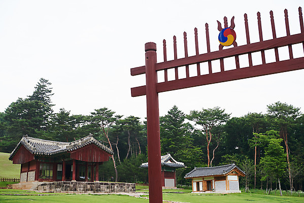 포토 JPG 주간 한국전통 여행 유적지 풍경 사람없음 야외 여름 관광지 세계문화유산 문화재 역사 한국사 조선시대 비각 정자각 조선왕릉 홍살문 파주 파주삼릉 예종 장순왕후 공릉 국내포토 자연요소 전통 계절 고건축 한국 왕 전통문 경기도 왕릉 파일형식 왕후