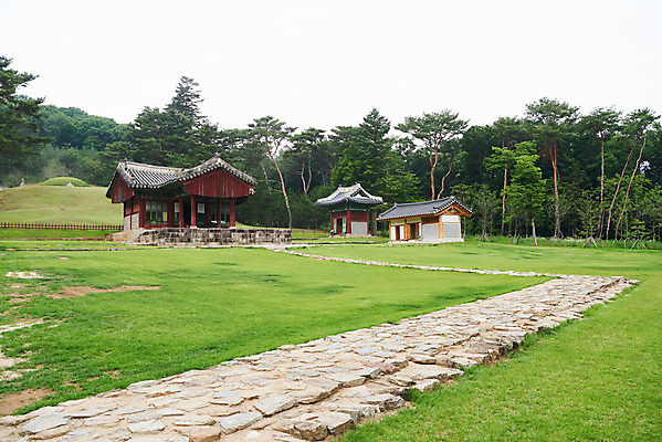 포토 JPG 주간 나무 한국전통 여행 유적지 풍경 사람없음 야외 여름 관광지 세계문화유산 문화재 역사 한국사 조선시대 비각 정자각 조선왕릉 파주 파주삼릉 예종 장순왕후 공릉 국내포토 자연요소 식물 전통 계절 고건축 한국 왕 경기도 왕릉 파일형식 왕후