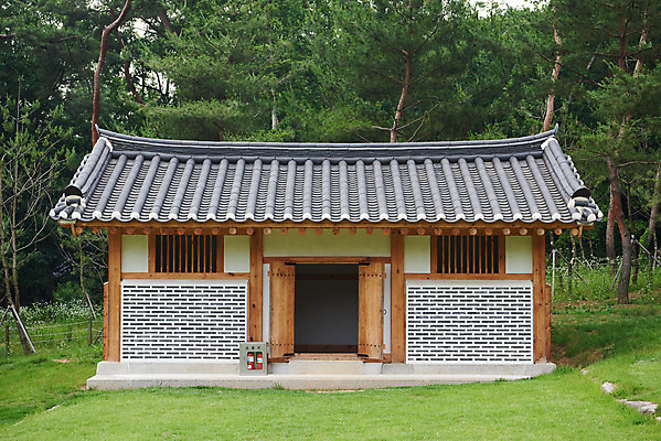 포토 JPG 주간 나무 한국전통 여행 유적지 풍경 사람없음 야외 여름 관광지 세계문화유산 문화재 역사 한국사 조선시대 조선왕릉 파주 수라간 파주삼릉 예종 장순왕후 공릉 국내포토 자연요소 식물 전통 계절 고건축 한국 왕 경기도 왕릉 파일형식 왕후