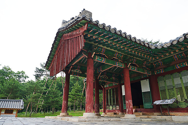 포토 JPG 주간 한국전통 로우앵글 여행 유적지 단청문양 풍경 사람없음 야외 여름 관광지 세계문화유산 문화재 역사 한국사 조선시대 정자각 조선왕릉 파주 파주삼릉 예종 장순왕후 공릉 국내포토 자연요소 전통 문양 계절 뷰포인트 고건축 한국 왕 단청 경기도 왕릉 파일형식 왕후