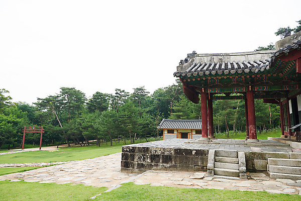 포토 JPG 주간 한국전통 여행 유적지 풍경 사람없음 야외 여름 관광지 세계문화유산 문화재 역사 한국사 조선시대 정자각 조선왕릉 홍살문 파주 파주삼릉 예종 장순왕후 공릉 국내포토 자연요소 전통 계절 고건축 한국 왕 전통문 경기도 왕릉 파일형식 왕후