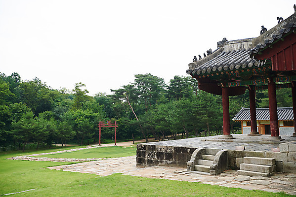 포토 JPG 주간 나무 한국전통 여행 유적지 풍경 사람없음 야외 여름 관광지 세계문화유산 문화재 역사 한국사 조선시대 정자각 조선왕릉 홍살문 파주 파주삼릉 예종 장순왕후 공릉 국내포토 자연요소 식물 전통 계절 고건축 한국 왕 전통문 경기도 왕릉 파일형식 왕후