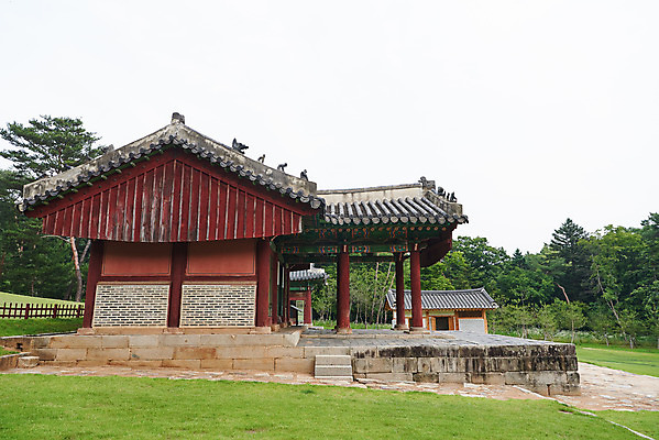 포토 JPG 주간 나무 한국전통 여행 유적지 풍경 사람없음 야외 여름 관광지 세계문화유산 문화재 역사 한국사 조선시대 정자각 조선왕릉 파주 파주삼릉 예종 장순왕후 공릉 국내포토 자연요소 식물 전통 계절 고건축 한국 왕 경기도 왕릉 파일형식 왕후
