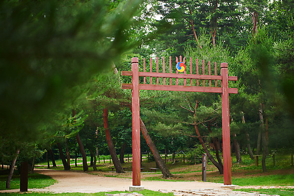 포토 JPG 주간 나무 한국전통 여행 유적지 풍경 사람없음 야외 아웃포커스 여름 관광지 세계문화유산 문화재 역사 한국사 조선시대 조선왕릉 홍살문 파주 파주삼릉 예종 장순왕후 공릉 국내포토 자연요소 식물 전통 계절 고건축 한국 촬영기법 왕 전통문 경기도 왕릉 파일형식 왕후