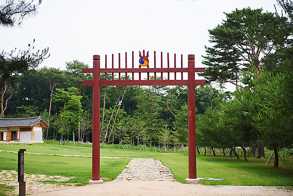 포토 JPG 주간 나무 한국전통 여행 유적지 풍경 사람없음 야외 여름 관광지 세계문화유산 문화재 역사 한국사 조선시대 조선왕릉 홍살문 파주 파주삼릉 예종 장순왕후 공릉 국내포토 자연요소 식물 전통 계절 고건축 한국 왕 전통문 경기도 왕릉 파일형식 왕후