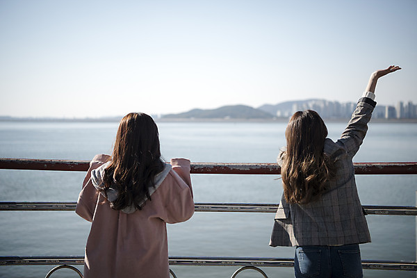 포토 JPG 주간 응시 여자 바다 여행 서기 사람 상반신 20대 성인 야외 두명 뒷모습 친구 손들기 우정 한국인 유람선 여대생 인천 월미도 성인여자만 동인천 국내포토 자연요소 시선 대학생 뷰포인트 배_교통 관계 모션 한국 동양인 청년 여자만 성인만 파일형식