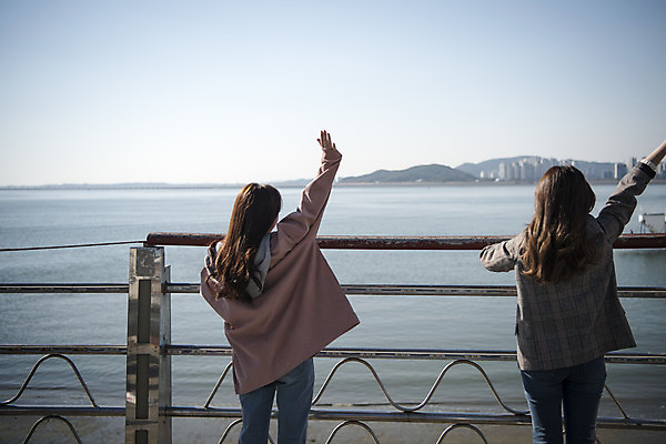 포토 JPG 주간 응시 여자 바다 여행 서기 사람 상반신 20대 성인 야외 두명 뒷모습 친구 손들기 우정 한국인 유람선 여대생 인천 월미도 성인여자만 동인천 국내포토 자연요소 시선 대학생 뷰포인트 배_교통 관계 모션 한국 동양인 청년 여자만 성인만 파일형식
