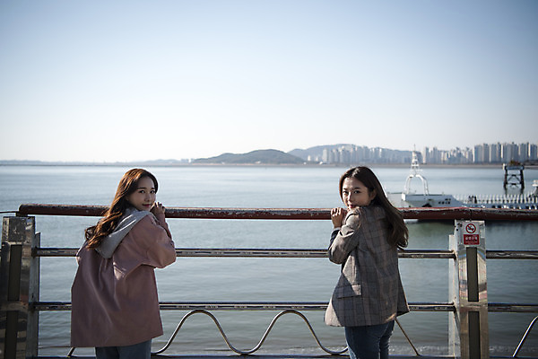 포토 JPG 주간 응시 여자 바다 여행 서기 미소 사람 상반신 20대 성인 야외 두명 뒷모습 친구 우정 한국인 유람선 여대생 인천 월미도 성인여자만 동인천 국내포토 자연요소 시선 대학생 뷰포인트 배_교통 관계 모션 한국 표정 동양인 청년 여자만 성인만 파일형식