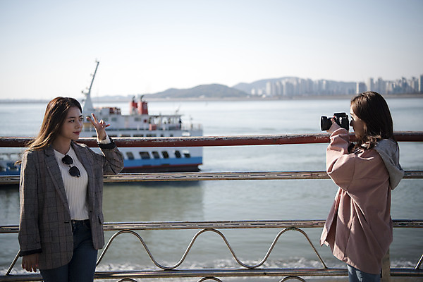포토 JPG 주간 여자 여행 포즈 서기 미소 사람 상반신 20대 성인 야외 두명 옆모습 친구 카메라 사진촬영 우정 한국인 유람선 즐거움 여대생 인천 월미도 성인여자만 동인천 국내포토 자연요소 감정 대학생 뷰포인트 배_교통 관계 모션 한국 표정 동양인 청년 전자제품 촬영 여자만 성인만 파일형식