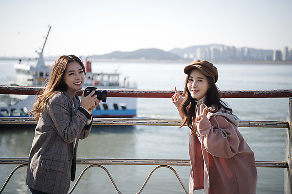 포토 JPG 주간 여자 여행 포즈 서기 미소 사람 상반신 20대 성인 야외 두명 옆모습 친구 카메라 사진촬영 우정 한국인 유람선 즐거움 여대생 인천 월미도 성인여자만 동인천 국내포토 자연요소 감정 대학생 뷰포인트 배_교통 관계 모션 한국 표정 동양인 청년 전자제품 촬영 여자만 성인만 파일형식