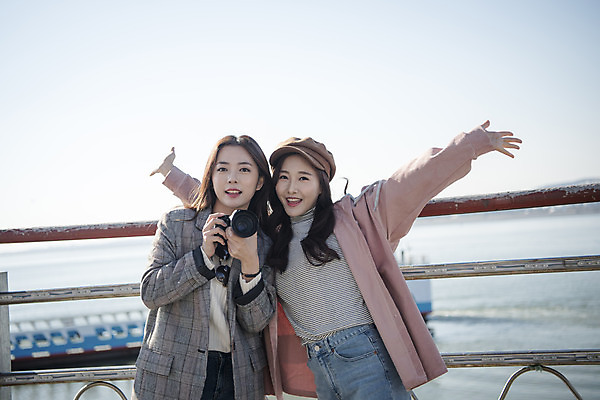 포토 JPG 주간 여자 여행 포즈 팔벌리기 서기 미소 사람 상반신 20대 성인 야외 두명 앞모습 친구 카메라 사진촬영 우정 한국인 유람선 즐거움 여대생 인천 월미도 성인여자만 동인천 국내포토 자연요소 감정 대학생 뷰포인트 배_교통 관계 모션 한국 표정 동양인 청년 전자제품 촬영 여자만 성인만 파일형식
