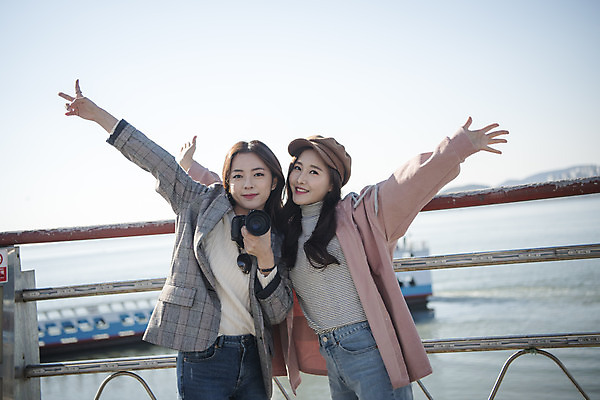 포토 JPG 주간 여자 여행 포즈 팔벌리기 서기 미소 사람 상반신 20대 성인 야외 두명 앞모습 친구 카메라 사진촬영 우정 한국인 유람선 즐거움 여대생 인천 월미도 성인여자만 동인천 국내포토 자연요소 감정 대학생 뷰포인트 배_교통 관계 모션 한국 표정 동양인 청년 전자제품 촬영 여자만 성인만 파일형식