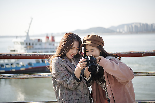 포토 JPG 주간 여자 여행 포즈 서기 미소 들기 사람 상반신 20대 성인 야외 두명 앞모습 친구 카메라 사진촬영 우정 한국인 유람선 즐거움 여대생 인천 월미도 성인여자만 동인천 국내포토 자연요소 감정 대학생 뷰포인트 배_교통 관계 모션 한국 표정 동양인 청년 전자제품 촬영 여자만 성인만 파일형식