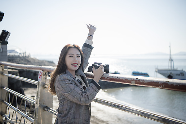포토 JPG 주간 여자 바다 여행 한명 서기 미소 사람 상반신 20대 성인 야외 옆모습 친구 손들기 사진촬영 한국인 유람선 여대생 인천 월미도 성인여자한명만 동인천 국내포토 자연요소 1 대학생 뷰포인트 배_교통 관계 모션 한국 표정 동양인 청년 촬영 여자한명만 성인여자만 파일형식