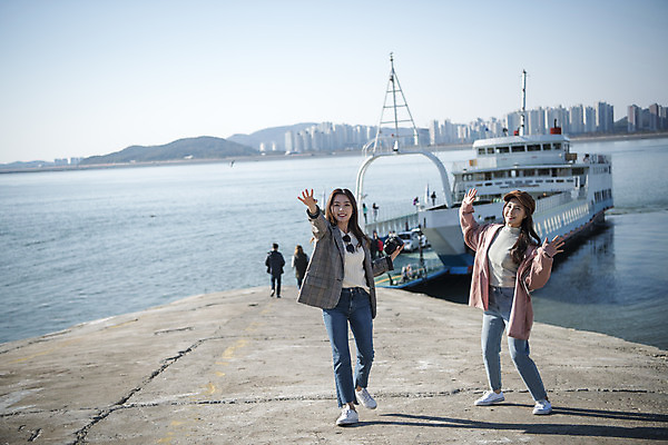 포토 JPG 주간 전신 여자 여행 포즈 서기 미소 사람 20대 성인 야외 두명 앞모습 친구 손들기 우정 한국인 유람선 즐거움 여대생 인천 월미도 성인여자만 동인천 국내포토 자연요소 감정 대학생 뷰포인트 배_교통 관계 모션 한국 표정 동양인 청년 여자만 성인만 파일형식