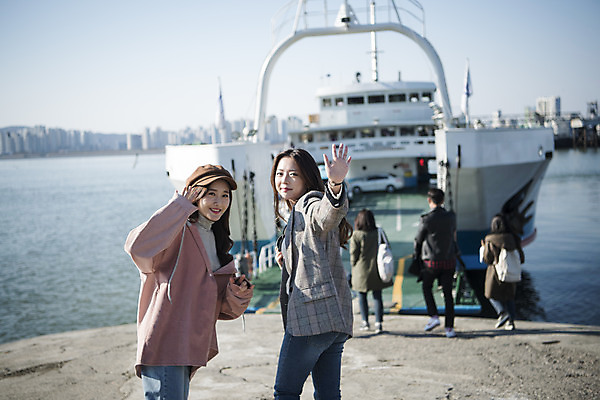 포토 JPG 주간 여자 여행 서기 미소 사람 상반신 20대 성인 야외 두명 옆모습 친구 우정 한국인 유람선 즐거움 여대생 인천 월미도 성인여자만 동인천 국내포토 자연요소 감정 대학생 뷰포인트 배_교통 관계 모션 한국 표정 동양인 청년 여자만 성인만 파일형식