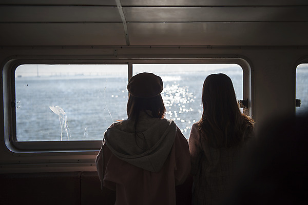 포토 JPG 주간 응시 여자 여행 서기 사람 상반신 20대 성인 야외 두명 뒷모습 친구 우정 한국인 유람선 여대생 인천 월미도 성인여자만 동인천 국내포토 자연요소 시선 대학생 뷰포인트 배_교통 관계 모션 한국 동양인 청년 여자만 성인만 파일형식