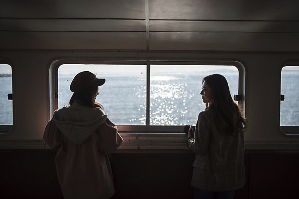 포토 JPG 주간 응시 여자 여행 서기 사람 상반신 20대 성인 야외 두명 뒷모습 친구 우정 한국인 유람선 여대생 인천 월미도 성인여자만 동인천 국내포토 자연요소 시선 대학생 뷰포인트 배_교통 관계 모션 한국 동양인 청년 여자만 성인만 파일형식