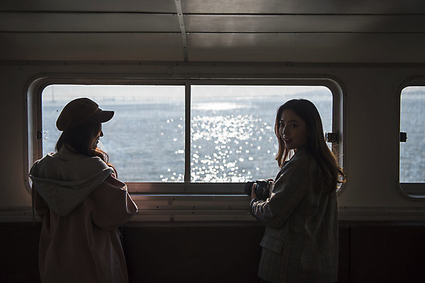 포토 JPG 주간 응시 여자 여행 서기 사람 상반신 20대 성인 야외 두명 뒷모습 친구 우정 한국인 유람선 여대생 인천 월미도 성인여자만 동인천 국내포토 자연요소 시선 대학생 뷰포인트 배_교통 관계 모션 한국 동양인 청년 여자만 성인만 파일형식