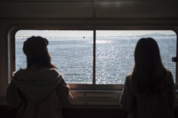 포토 JPG 주간 응시 여자 여행 서기 사람 상반신 20대 성인 야외 두명 뒷모습 친구 우정 한국인 유람선 여대생 인천 월미도 성인여자만 동인천 국내포토 자연요소 시선 대학생 뷰포인트 배_교통 관계 모션 한국 동양인 청년 여자만 성인만 파일형식