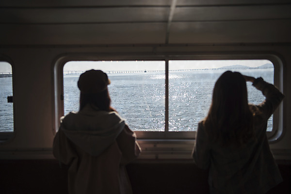 포토 JPG 주간 응시 여자 여행 서기 사람 상반신 20대 성인 야외 두명 뒷모습 친구 우정 한국인 유람선 여대생 인천 월미도 성인여자만 동인천 국내포토 자연요소 시선 대학생 뷰포인트 배_교통 관계 모션 한국 동양인 청년 여자만 성인만 파일형식