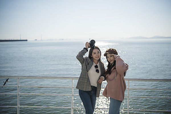 포토 JPG 주간 응시 여자 바다 여행 서기 미소 사람 상반신 20대 성인 야외 두명 앞모습 친구 카메라 우정 한국인 유람선 여대생 인천 월미도 성인여자만 동인천 국내포토 자연요소 시선 대학생 뷰포인트 배_교통 관계 모션 한국 표정 동양인 청년 전자제품 여자만 성인만 파일형식