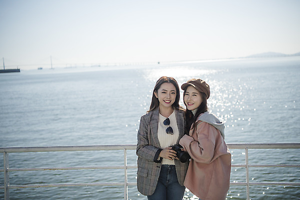 포토 JPG 주간 응시 여자 바다 여행 서기 미소 사람 상반신 20대 성인 야외 두명 앞모습 옆모습 친구 카메라 우정 한국인 유람선 여대생 인천 월미도 성인여자만 동인천 국내포토 자연요소 시선 대학생 뷰포인트 배_교통 관계 모션 한국 표정 동양인 청년 전자제품 여자만 성인만 파일형식