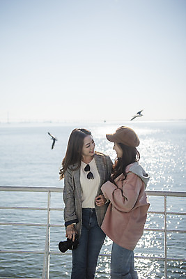 포토 JPG 주간 응시 여자 바다 여행 서기 미소 사람 상반신 20대 성인 야외 두명 앞모습 옆모습 친구 마주보기 우정 한국인 유람선 여대생 인천 월미도 성인여자만 동인천 국내포토 자연요소 시선 대학생 뷰포인트 배_교통 관계 모션 한국 표정 동양인 청년 여자만 성인만 파일형식