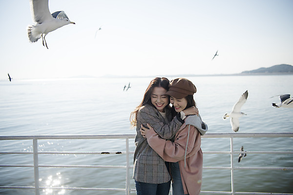 포토 JPG 주간 여자 바다 여행 안기 갈매기 서기 미소 사람 상반신 20대 성인 야외 두명 옆모습 친구 눈감음 놀람 우정 한국인 유람선 여대생 인천 월미도 성인여자만 동인천 국내포토 자연요소 감정 대학생 뷰포인트 배_교통 관계 모션 조류 한국 표정 동양인 청년 여자만 성인만 파일형식