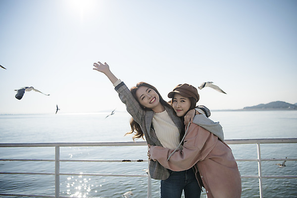 포토 JPG 주간 응시 여자 바다 여행 포즈 포옹 갈매기 서기 미소 사람 상반신 20대 성인 야외 두명 앞모습 친구 우정 한국인 유람선 여대생 인천 월미도 성인여자만 동인천 국내포토 자연요소 시선 대학생 뷰포인트 배_교통 관계 안기 모션 조류 한국 표정 동양인 청년 여자만 성인만 파일형식