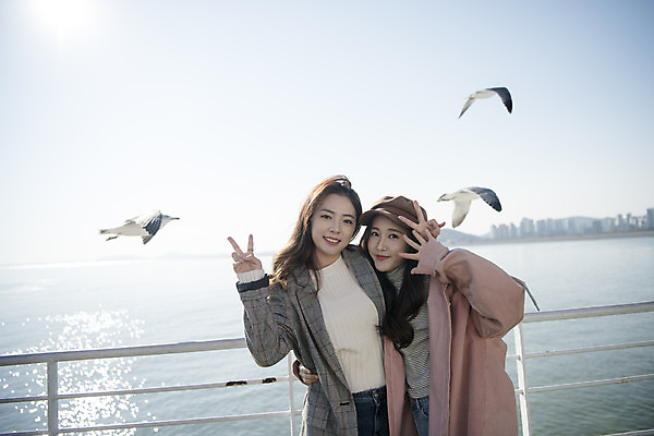 포토 JPG 주간 여자 바다 여행 포즈 갈매기 서기 미소 사람 손짓 상반신 20대 성인 야외 두명 앞모습 친구 우정 한국인 유람선 브이 손인사 여대생 인천 월미도 성인여자만 동인천 국내포토 자연요소 대학생 뷰포인트 배_교통 관계 모션 조류 한국 표정 동양인 청년 인사 여자만 성인만 파일형식