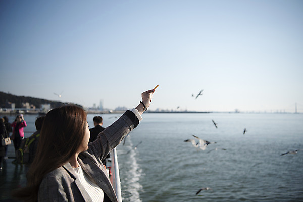 포토 JPG 주간 여자 바다 여행 갈매기 한명 서기 사람 상반신 20대 성인 야외 옆모습 과자 한국인 유람선 주기 여대생 인천 월미도 성인여자한명만 동인천 국내포토 자연요소 1 대학생 뷰포인트 배_교통 모션 조류 디저트 한국 동양인 청년 여자한명만 성인여자만 파일형식