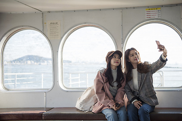 포토 JPG 주간 응시 여자 여행 미소 들기 사람 앉기 상반신 20대 성인 야외 두명 앞모습 친구 스마트폰 사진촬영 우정 한국인 셀프카메라 여대생 인천 월미도 성인여자만 동인천 국내포토 자연요소 시선 대학생 뷰포인트 관계 모션 한국 표정 동양인 청년 핸드폰 스마트기기 촬영 여자만 성인만 파일형식