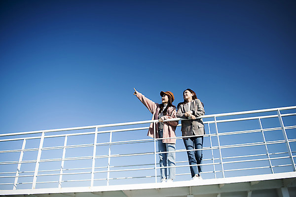 포토 JPG 주간 전신 응시 여자 여행 하늘 서기 미소 사람 20대 성인 야외 두명 앞모습 친구 우정 한국인 가리킴 유람선 여대생 인천 월미도 성인여자만 동인천 국내포토 자연요소 시선 대학생 뷰포인트 배_교통 관계 모션 한국 표정 동양인 손짓 청년 여자만 성인만 파일형식