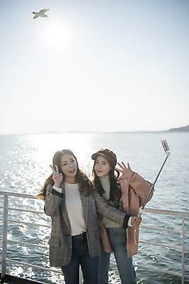포토 JPG 주간 여자 바다 여행 포즈 서기 미소 들기 사람 상반신 20대 성인 야외 두명 앞모습 친구 사진촬영 우정 한국인 유람선 셀프카메라 여대생 인천 셀카봉 월미도 성인여자만 동인천 국내포토 자연요소 대학생 뷰포인트 배_교통 관계 모션 한국 표정 동양인 청년 촬영 여자만 성인만 파일형식