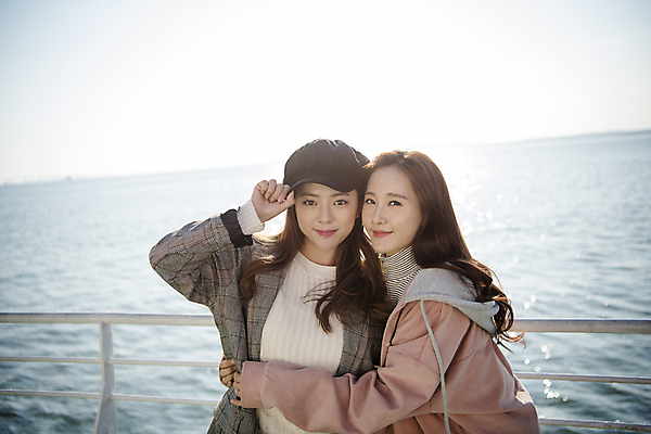 포토 JPG 주간 응시 여자 여행 안기 서기 미소 사람 상반신 20대 성인 야외 두명 앞모습 친구 우정 한국인 유람선 즐거움 여대생 인천 월미도 성인여자만 동인천 국내포토 자연요소 시선 감정 대학생 뷰포인트 배_교통 관계 모션 한국 표정 동양인 청년 여자만 성인만 파일형식