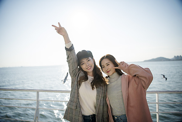 포토 JPG 주간 응시 여자 바다 여행 서기 미소 사람 상반신 20대 성인 야외 두명 앞모습 친구 우정 한국인 브이 여대생 인천 월미도 성인여자만 동인천 국내포토 자연요소 시선 대학생 뷰포인트 관계 모션 한국 표정 동양인 손짓 청년 여자만 성인만 파일형식