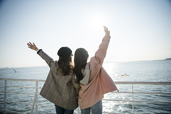 포토 JPG 주간 여자 바다 여행 서기 사람 상반신 20대 성인 야외 두명 뒷모습 친구 손들기 우정 한국인 유람선 즐거움 여대생 인천 월미도 성인여자만 동인천 국내포토 자연요소 감정 대학생 뷰포인트 배_교통 관계 모션 한국 동양인 청년 여자만 성인만 파일형식